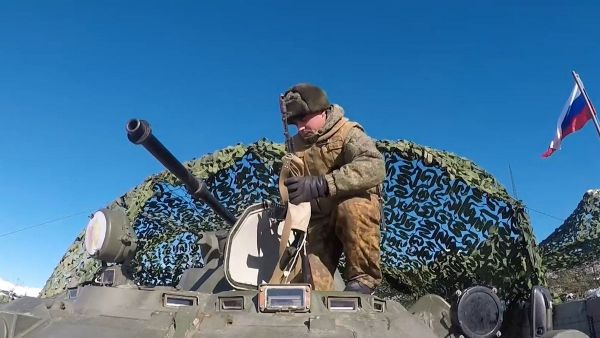 Российский миротворец на наблюдательном посту в Карабахе - Sputnik Армения