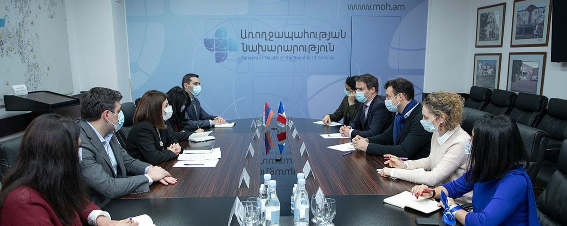 Министр здравоохранения Анаит Аванесян на встрече с послом Франции Джонатаном Лакотом (25 января 2021). Еревaн - Sputnik Армения, 1920, 25.01.2021