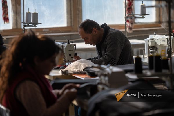 Новая швейная фабрика в Ванадзоре: 2000 вакантных мест ждут работников - видео - Sputnik Армения