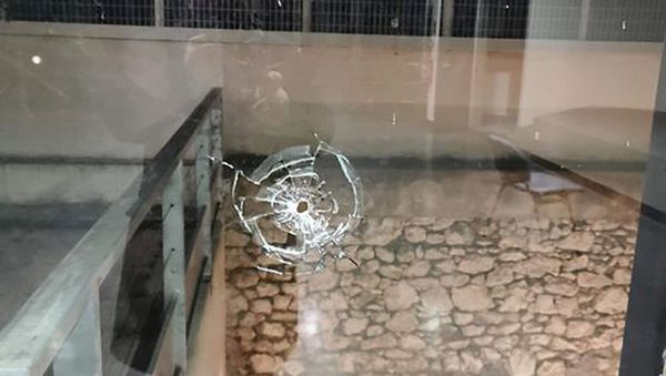 Разбитое в результате выстрела окно в центре культуры Св. Саак b Св. Месроп (25 января 2021). Марсель - Sputnik Армения