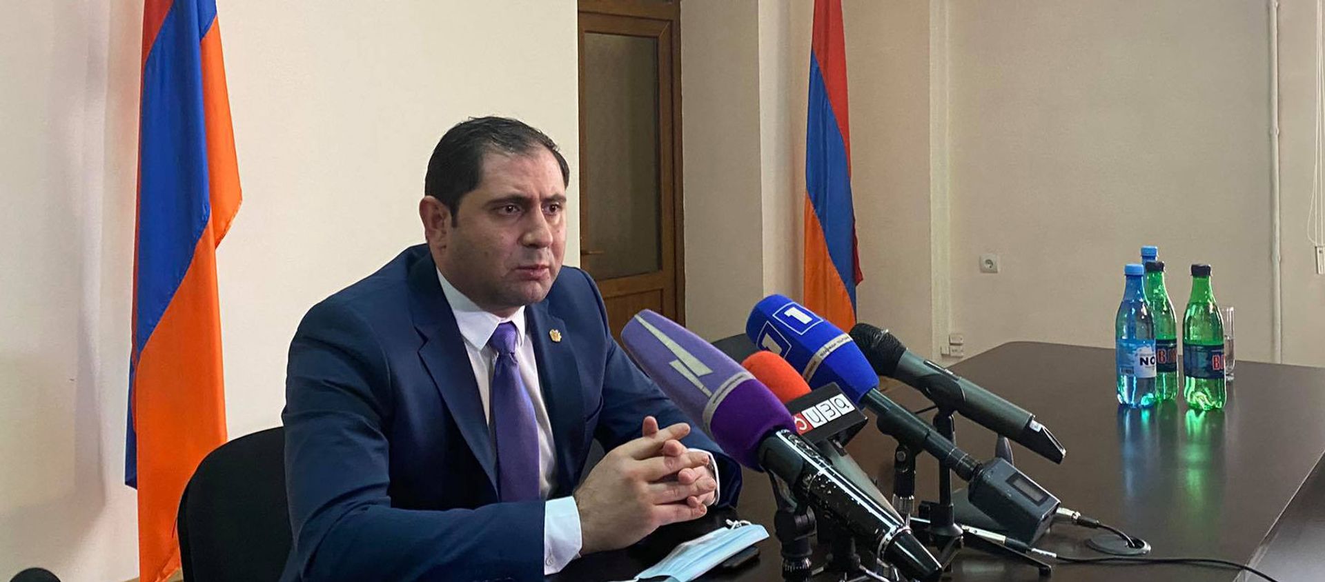 Министр территориального управления и инфраструктуры Сурен Папикян представил новоназначенного губернатора Ширака Ованеса Арутюняна главам общин (26 января 2021). Гюмри Министр территориального управления и инфраструктуры Сурен Папикян представил новоназначенного губернатора Ширака Ованеса Арутюняна главам общин (26 января 2021). Гюмри - Sputnik Արմենիա, 1920, 26.01.2021