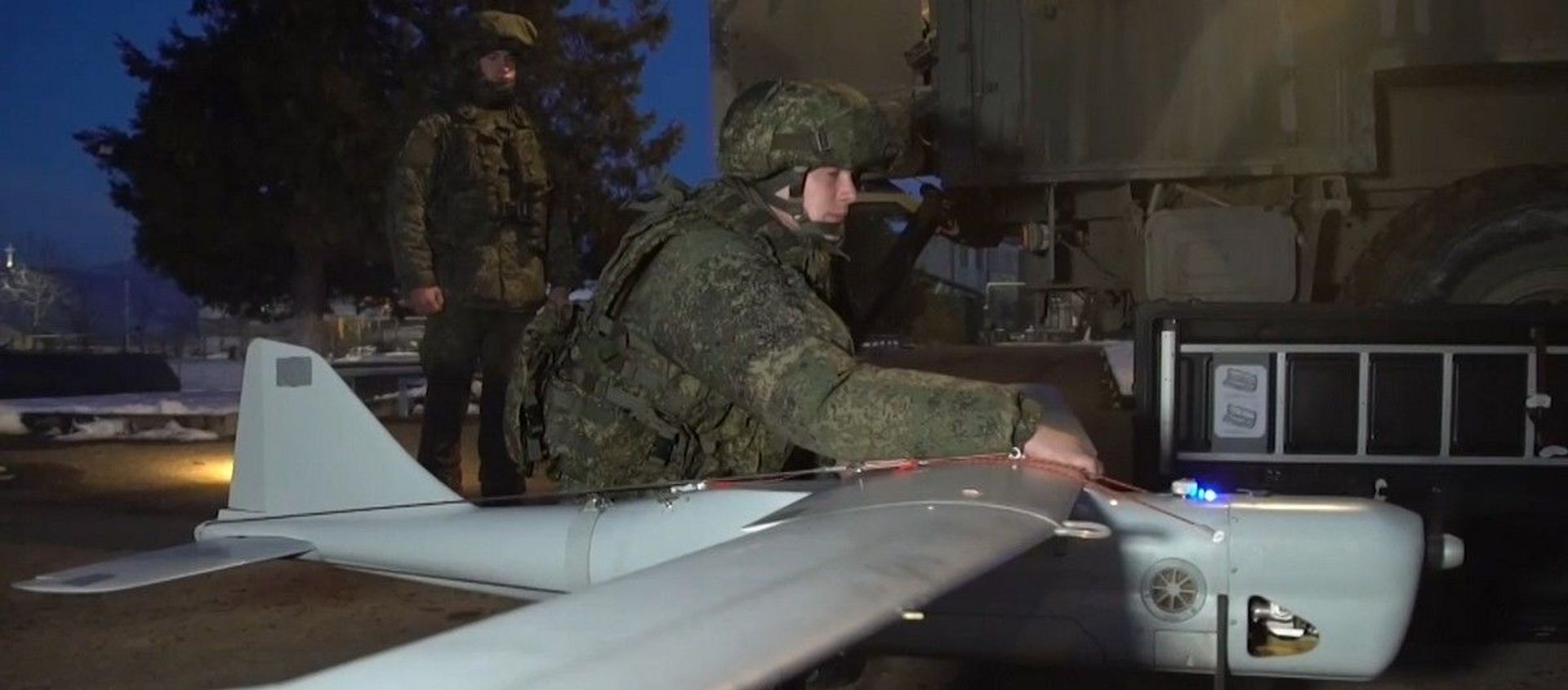 Российские военнослужащие готовятся к работе в совместном Российско-Турецком центре по контролю за прекращением огня Российские военнослужащие готовятся к работе в совместном Российско-Турецком центре по контролю за прекращением огня - Sputnik Армения, 1920, 30.01.2021