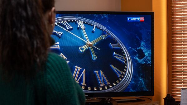 Женщина смотрит телевизор - Sputnik Армения