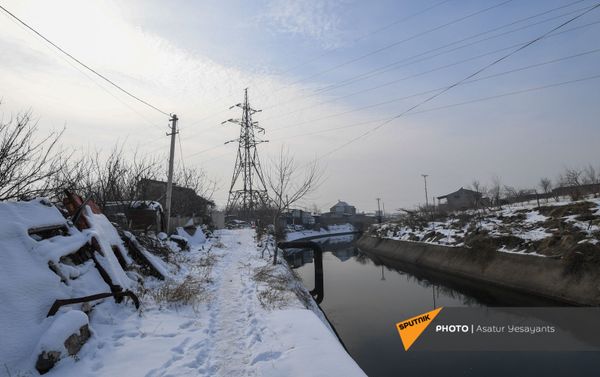 Вид на дом мужчины, взявшего в заложники 3-летнего сына (27 января 2021). Еревaн - Sputnik Армения