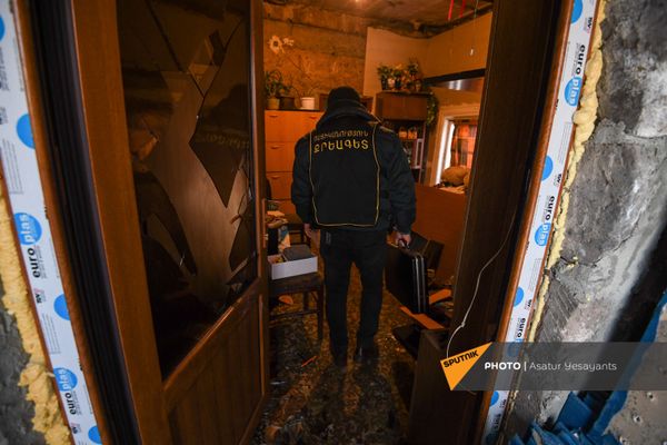 Сотрудники следственного отдела в доме мужчины, взявшего в заложники 3-летнего сына (27 января 2021). Еревaн Сотрудники следственного отдела в доме мужчины, взявшего в заложники 3-летнего сына (27 января 2021). Еревaн - Sputnik Армения