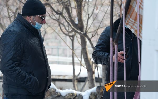 Глава полиции Ваге Казарян в доме мужчины, взявшего в заложники 3-летнего сына (27 января 2021). Еревaн - Sputnik Армения