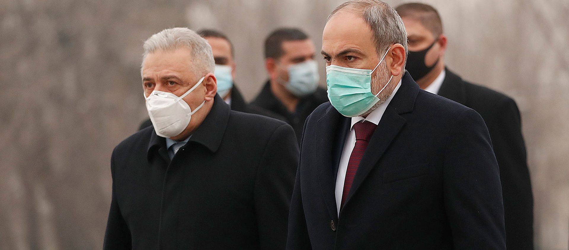 Премьер-министр Никол Пашинян, спикер Парламента Арарат Мирзоян и министр обороны Вагаршак Арутюнян посетили военный пантеон Ераблур (28 января 2021). Еревaн Премьер-министр Никол Пашинян, спикер Парламента Арарат Мирзоян и министр обороны Вагаршак Арутюнян посетили военный пантеон Ераблур (28 января 2021). Еревaн - Sputnik Армения, 1920, 01.02.2021