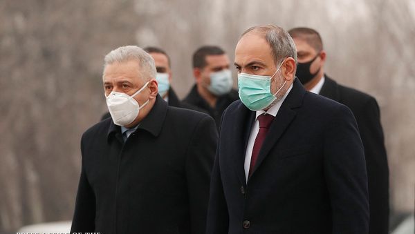 Премьер-министр Никол Пашинян, спикер Парламента Арарат Мирзоян и министр обороны Вагаршак Арутюнян посетили военный пантеон Ераблур (28 января 2021). Еревaн - Sputnik Армения