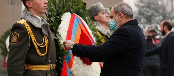Премьер-министр Никол Пашинян, спикер Парламента Арарат Мирзоян и министр обороны Вагаршак Арутюнян посетили военный пантеон Ераблур (28 января 2021). Еревaн - Sputnik Армения