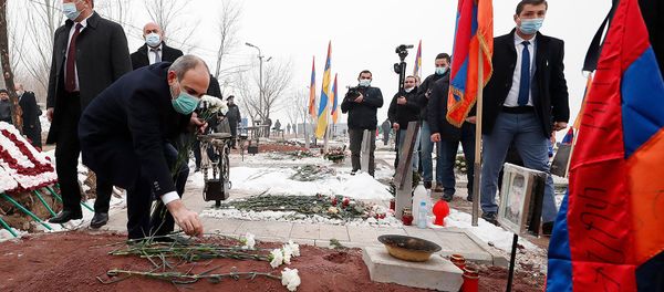 Премьер-министр Никол Пашинян, спикер Парламента Арарат Мирзоян и министр обороны Вагаршак Арутюнян посетили военный пантеон Ераблур (28 января 2021). Еревaн - Sputnik Արմենիա