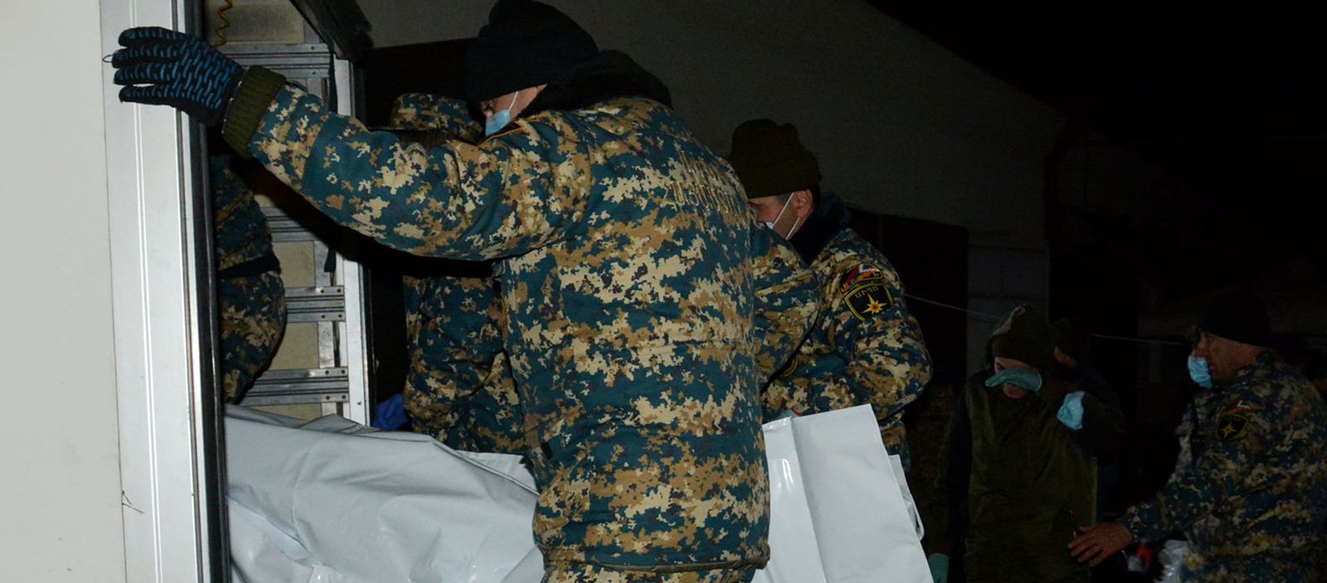 Сотрудники ГСЧСВД обнаружили три тела павших во время войны военнослужащих (27 января 2021). Карабах - Sputnik Արմենիա, 1920, 29.07.2021