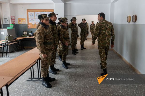 В тот же день были возвращены потерянные боевые позиции, что позволило стабилизировать ситуацию на передовой и оставшихся фронтах. В тот же день были возвращены потерянные боевые позиции, что позволило стабилизировать ситуацию на передовой и оставшихся фронтах. - Sputnik Армения