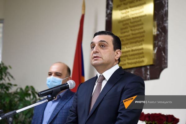 Մենք ձեզ պարտք մնացինք... ԵՊԲՀ–ում հարգանքի տուրք մատուցեցին սպիտակ խալաթներով հերոսներին - Sputnik Արմենիա