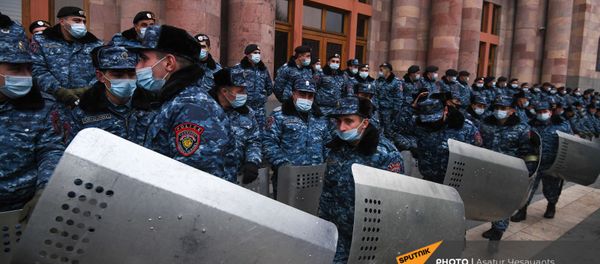 Полицейские со щитами на площади Республики во время митинга оппозиции (28 января 2021). Еревaн - Sputnik Արմենիա