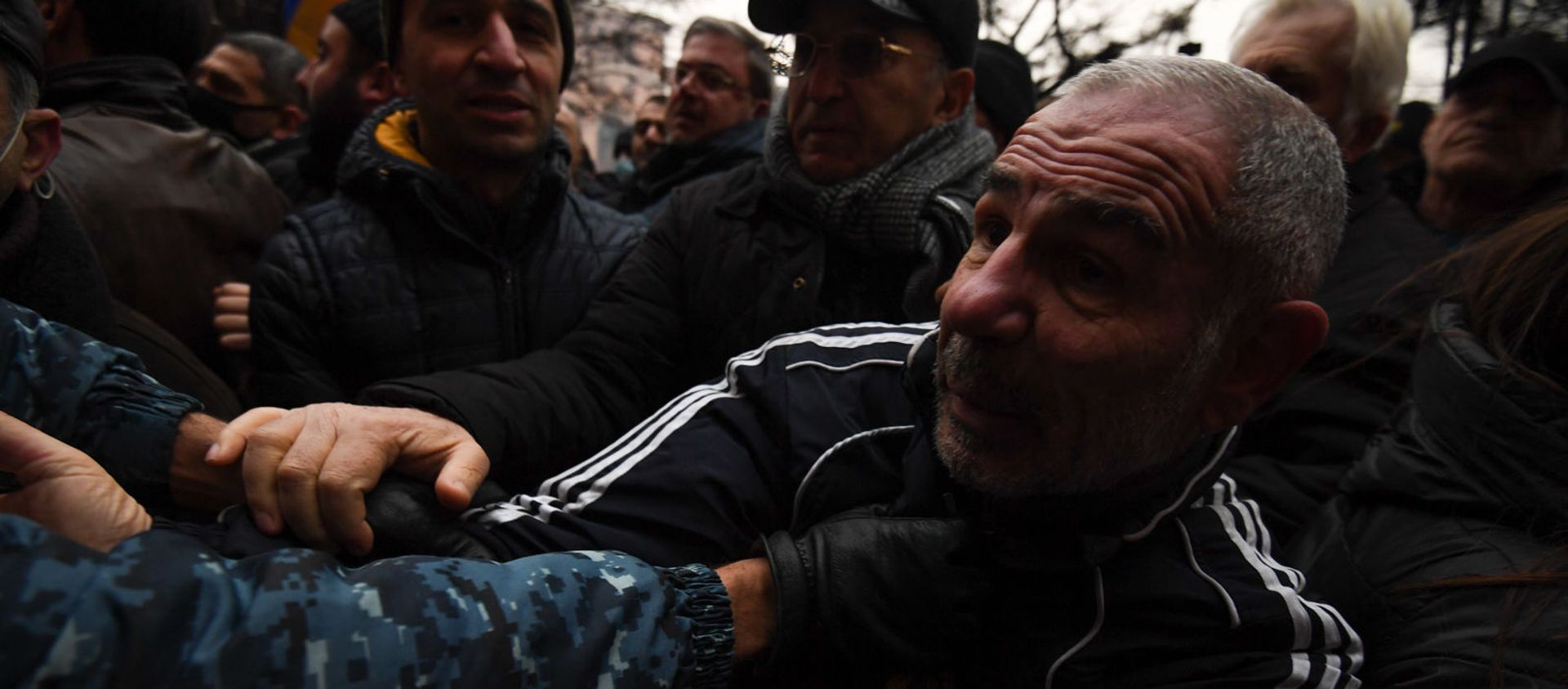 Полицейские подвергают аресту Исраела Акопкохяна на митинге оппозиции (28 января 2021). Еревaн - Sputnik Արմենիա, 1920, 02.02.2021