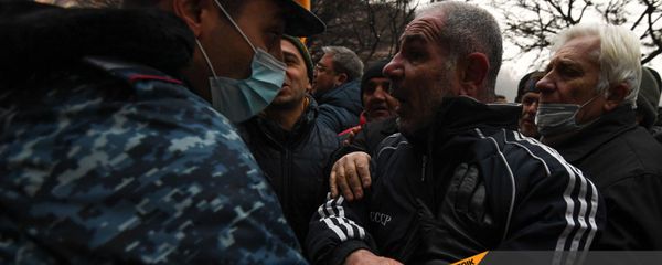 Полицейские подвергают аресту Исраела Акопкохяна на митинге оппозиции (28 января 2021). Еревaн Полицейские подвергают аресту Исраела Акопкохяна на митинге оппозиции (28 января 2021). Еревaн - Sputnik Արմենիա