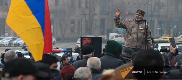 Режиссер Аршак Закарян на митинге оппозиции на площади Республики (28 января 2021). Еревaн - Sputnik Армения