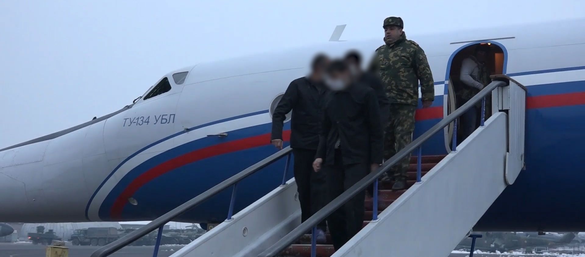 Кадры из аэропорта Эребуни: армянские пленные спускаются с трапа самолёта - Sputnik Արմենիա, 1920, 10.04.2021