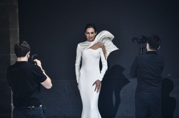 Модель представляет творение французского дизайнера Стефана Роллана на Paris Haute Couture Fashion Week - Sputnik Армения