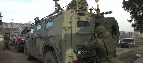 Марш российских миротворцев к месту развертывания центра по урегулированию конфликта в Карабахе Марш российских миротворцев к месту развертывания центра по урегулированию конфликта в Карабахе - Sputnik Армения