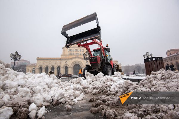 Сотрудники муниципальной службы убирают снег с площади Республики (30 января 2021). Еревaн Сотрудники муниципальной службы убирают снег с площади Республики (30 января 2021). Еревaн - Sputnik Армения