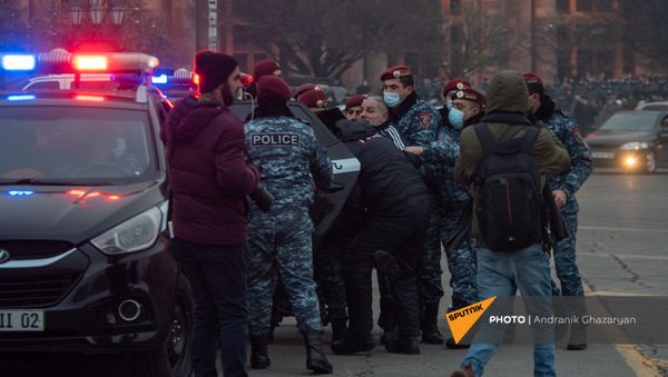 Полицейские подвергают аресту Исраела Акопкохяна на митинге оппозиции (28 января 2021). Еревaн - Sputnik Արմենիա