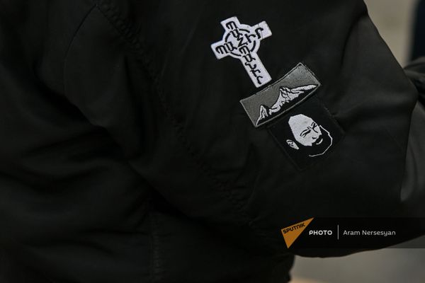 Нашивка с портретом Монте на одежде одного из участников митинга оппозиции (28 января 2021). Еревaн Нашивка с портретом Монте на одежде одного из участников митинга оппозиции (28 января 2021). Еревaн - Sputnik Армения