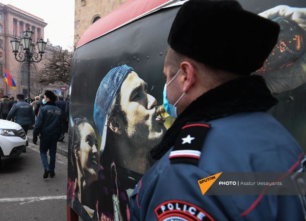 Полицейские на площади Республики во время митинга оппозиции (28 января 2021). Еревaн Полицейские на площади Республики во время митинга оппозиции (28 января 2021). Еревaн - Sputnik Армения