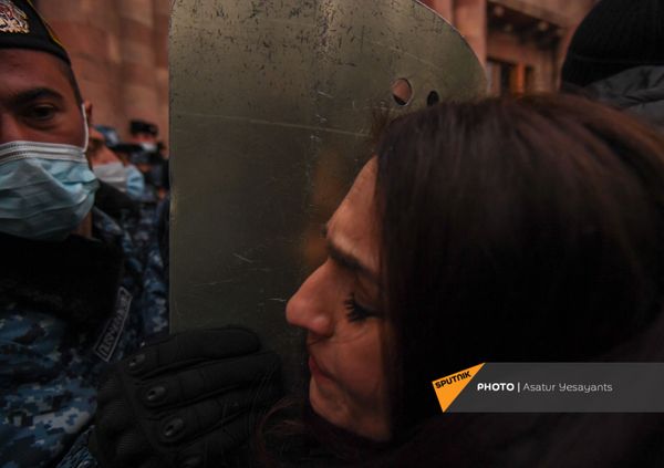Полицейский и участница митинга оппозиции на площади Республики (28 января 2021). Еревaн Полицейский и участница митинга оппозиции на площади Республики (28 января 2021). Еревaн - Sputnik Армения