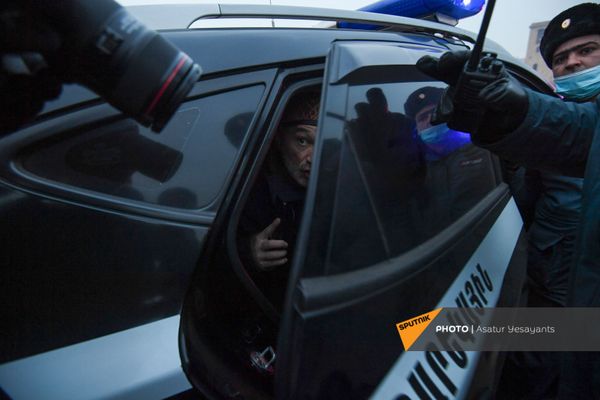 Полицейские подвергают аресту Тиграна Чобаняна на митинге оппозиции (28 января 2021). Еревaн Полицейские подвергают аресту Тиграна Чобаняна на митинге оппозиции (28 января 2021). Еревaн - Sputnik Армения