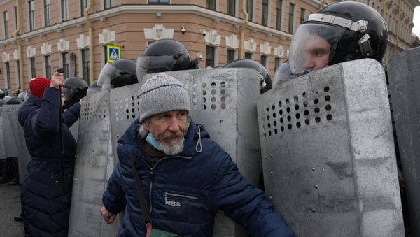 Сотрудники правоохранительных органов и участники несанкционированной акции - Sputnik Армения