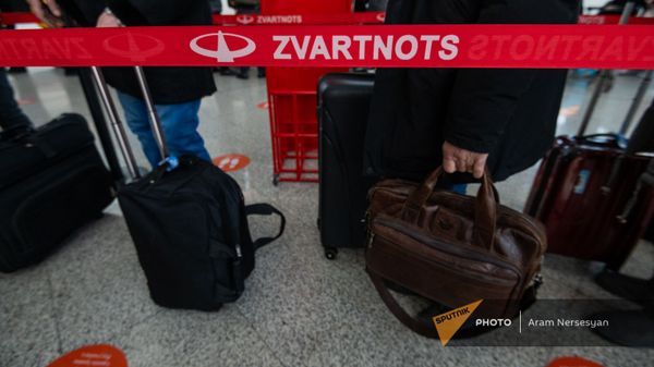 Пассажиры рейса Ереван-Москва в зале вылета аэропорта Звартноц (1 февраля 2021). Еревaн - Sputnik Արմենիա