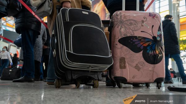 Пассажиры рейса Ереван-Москва в зале вылета аэропорта Звартноц (1 февраля 2021). Еревaн - Sputnik Армения