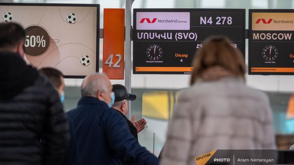 Пассажиры рейса Ереван-Москва в зале вылета аэропорта Звартноц (1 февраля 2021). Еревaн - Sputnik Արմենիա
