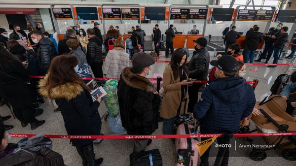 Пассажиры рейса Ереван-Москва в зале вылета аэропорта Звартноц (1 февраля 2021). Еревaн - Sputnik Армения