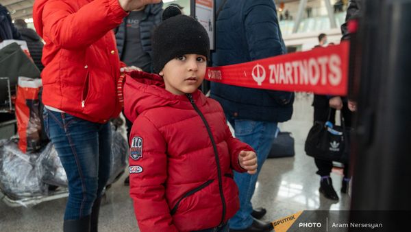 Пассажиры рейса Ереван-Москва в зале вылета аэропорта Звартноц (1 февраля 2021). Еревaн - Sputnik Արմենիա