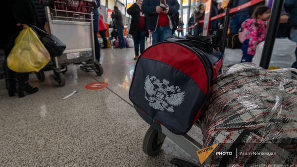 Пассажиры рейса Ереван-Москва в зале вылета аэропорта Звартноц (1 февраля 2021). Еревaн - Sputnik Армения