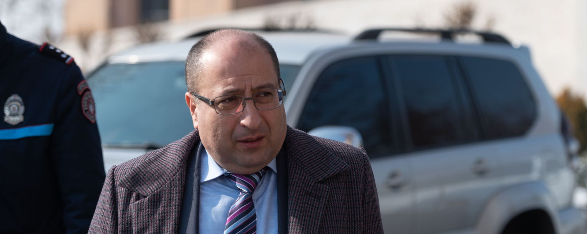 Адвокат Роберта Кочаряна Айк Алумян у здания Шенгавитского суда (2 февраля 2021). Еревaн - Sputnik Армения, 1920, 29.03.2021