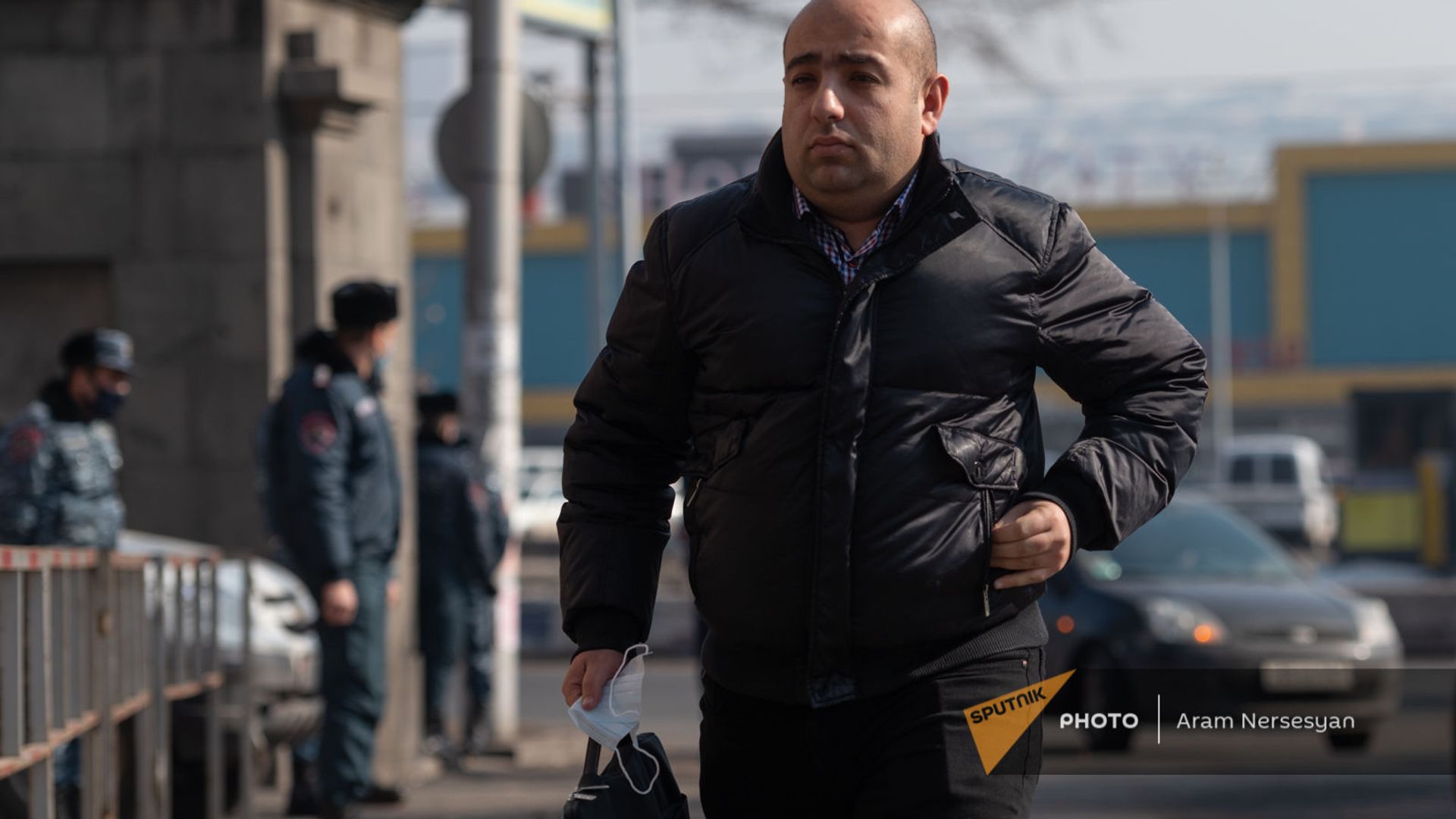 Адвокат Роберта Кочаряна Ованнес Худоян у здания Шенгавитского суда (2 февраля 2021). Еревaн  - Sputnik Армения, 1920, 17.10.2025