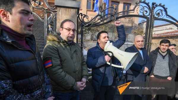 Акция протеста у здания Парламента (3 февраля 2021). Еревaн - Sputnik Армения