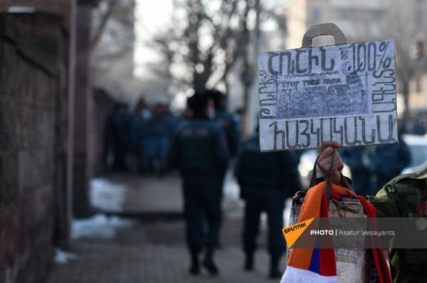 ԱԺ–ի դիմաց բողոքի ակցիայի մասնակիցը «Շուշին 100% հայկական է» պաստառով - Sputnik Արմենիա