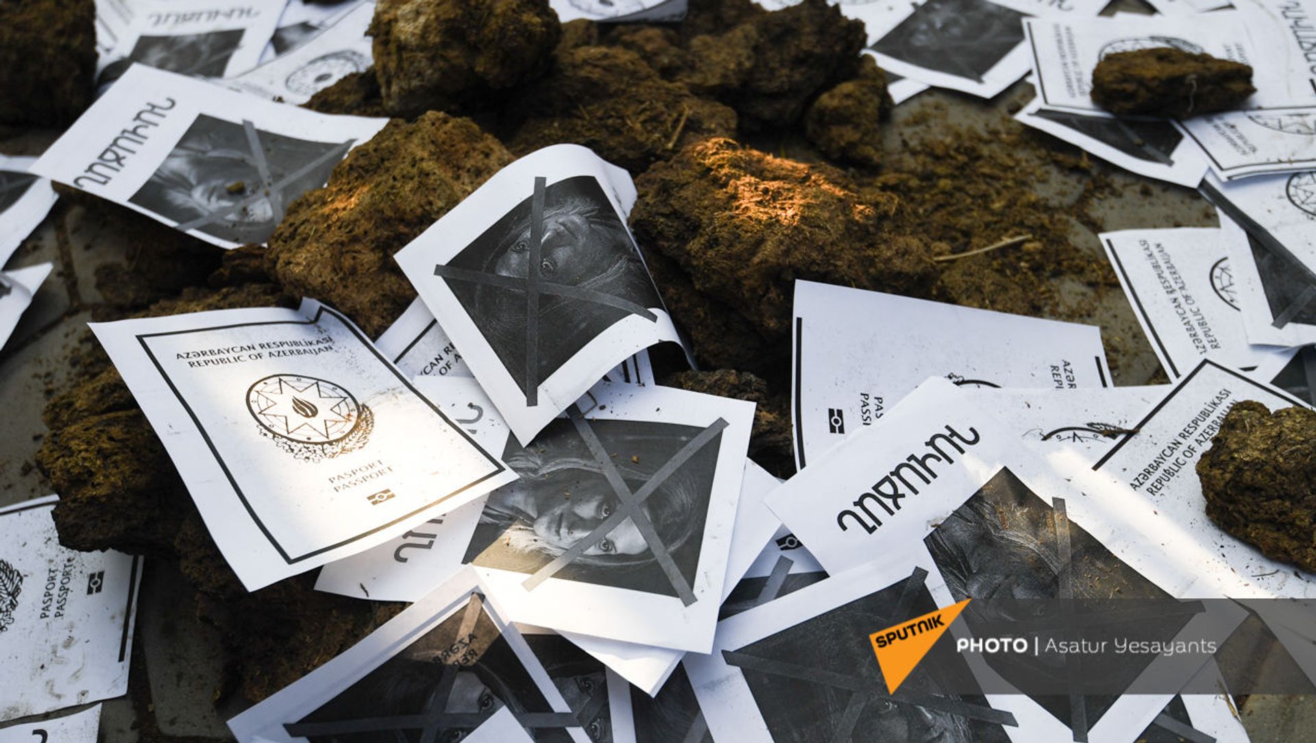 Листовки с фотографиями на земле во время акции протеста у здания Парламента (3 февраля 2021). Еревaн Листовки с фотографиями на земле во время акции протеста у здания Парламента (3 февраля 2021). Еревaн - Sputnik Армения, 1920, 03.02.2021