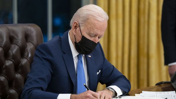 Президент США Джо Байден подписывает указ об иммиграции в Овальном кабинете Белого дома (2 февраля 2021). Вашингтон - Sputnik Армения