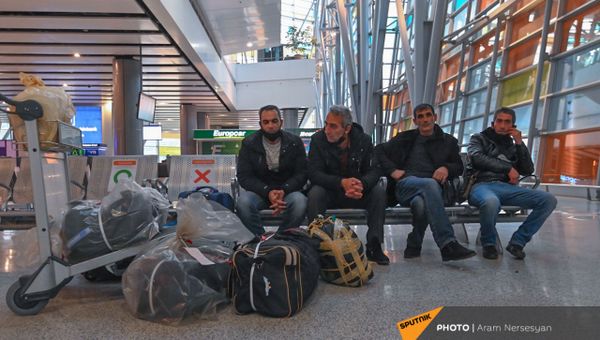 Ситуация в аэропорту Звартноц с депортированными из России гражданами (3 февраля 2021). Еревaн Ситуация в аэропорту Звартноц с депортированными из России гражданами (3 февраля 2021). Еревaн - Sputnik Армения