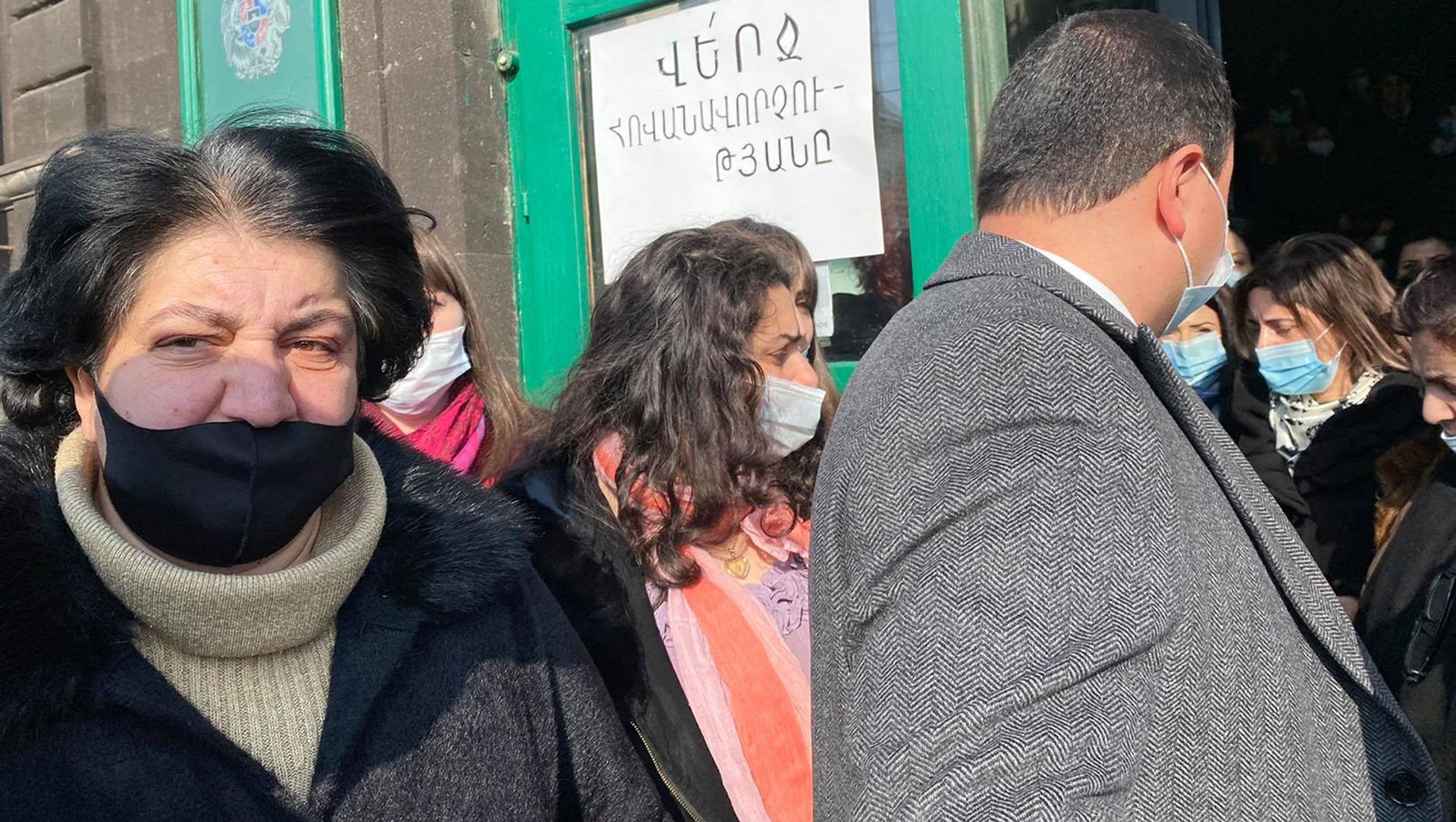 Родители учеников школы N25 проводят акцию протеста против назначения нового директора (4 февраля 2021). Гюмри Родители учеников школы N25 проводят акцию протеста против назначения нового директора (4 февраля 2021). Гюмри - Sputnik Արմենիա, 1920, 04.02.2021