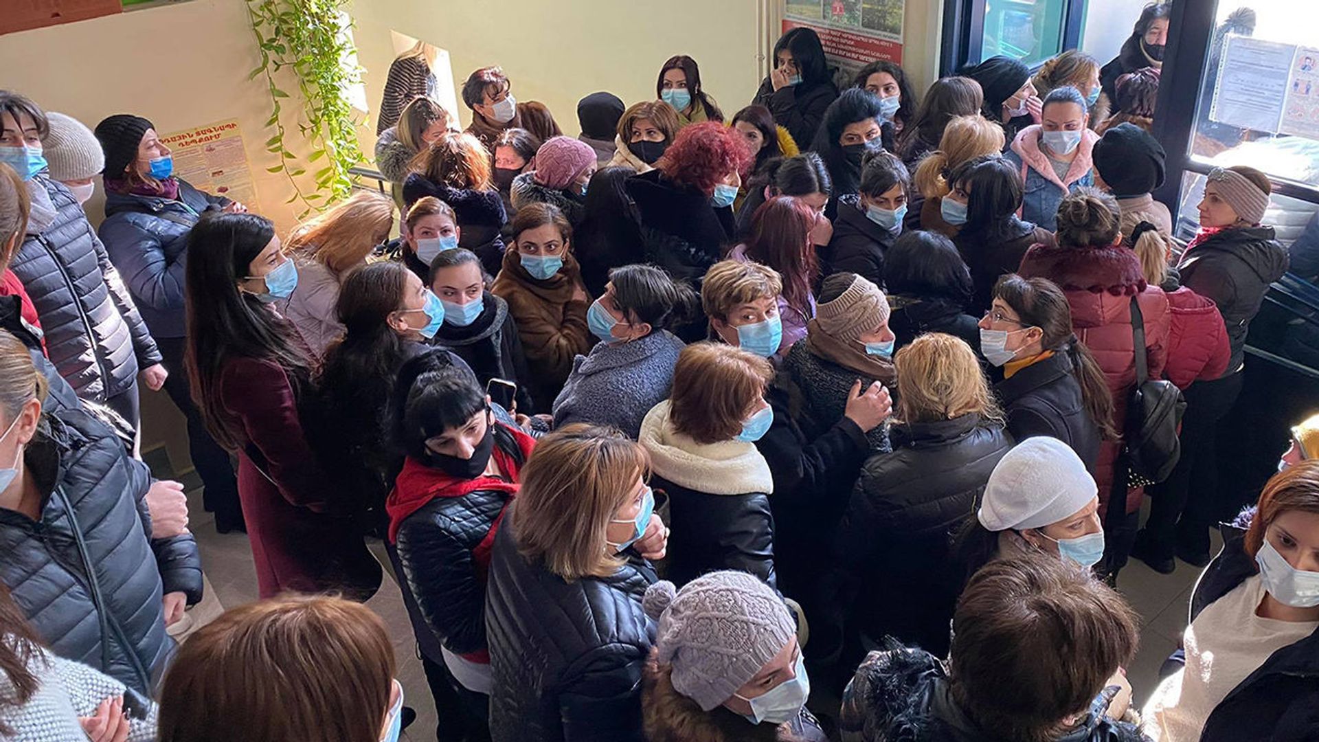 Գյումրու թիվ 25 դպրոցում կրքերը թեժանում են. նորանշանակ տնօրենին թույլ չտվեցին մտնել դպրոց Գյումրու թիվ 25 դպրոցում կրքերը թեժանում են. նորանշանակ տնօրենին թույլ չտվեցին մտնել դպրոց - Sputnik Արմենիա, 1920, 04.02.2021