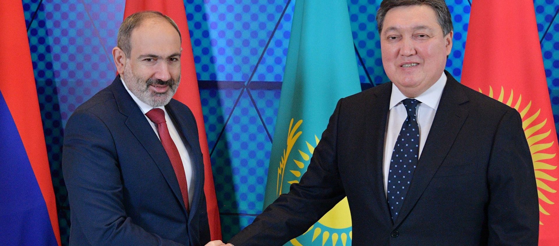 Премьер-министры Армении и Казахстана Никол Пашинян и Аскар Мамин на церемонии совместного фотографирования перед открытием форума Digital Almaty 2021 (5 февраля 2021). Алматы - Sputnik Армения, 1920, 17.03.2021