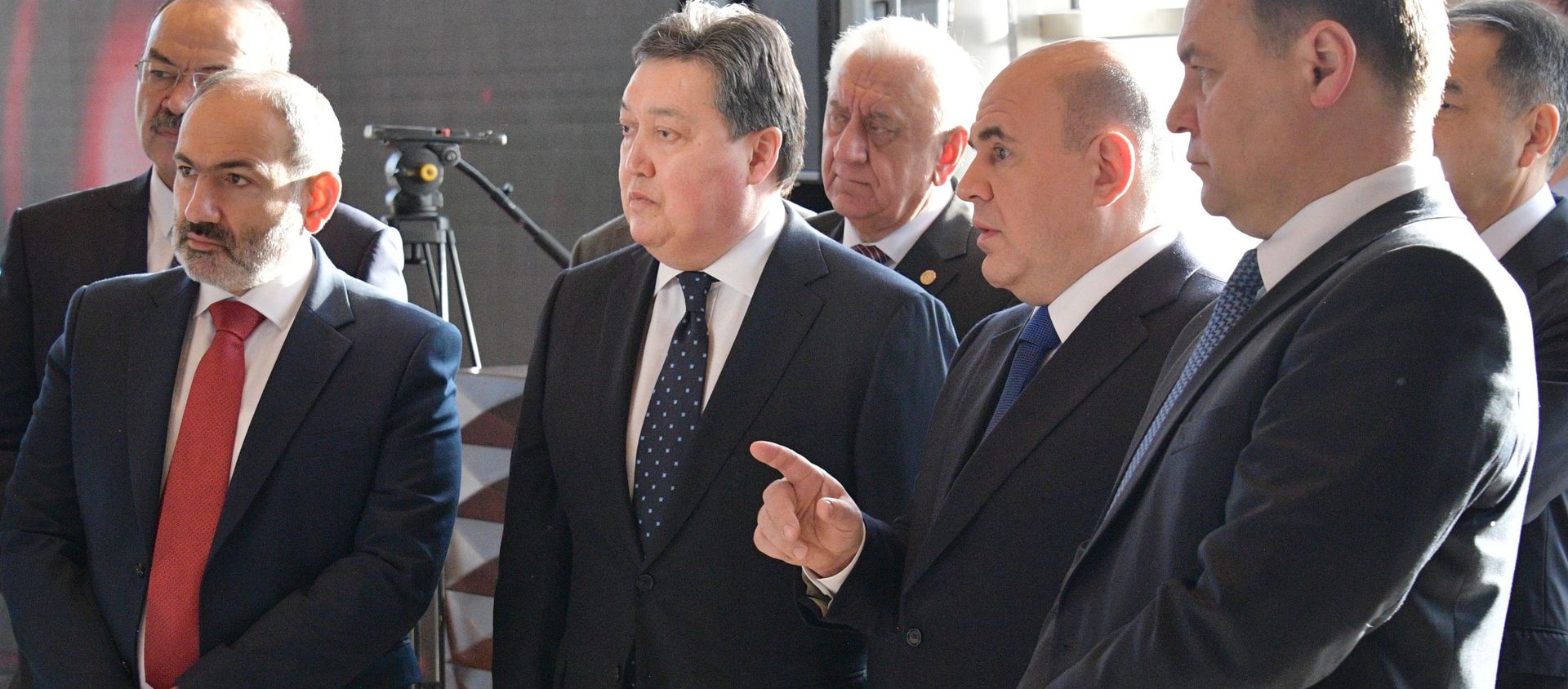 Премьер-министры Армении, Казахстана и Белоруссии Никол Пашинян, Аскар Мамин и Роман Головченко (справа) и председатель правительства РФ Михаил Мишустин во время осмотра выставки цифровых проектов форума Digital Almaty 2021 (5 февраля 2021). Алматы Премьер-министры Армении, Казахстана и Белоруссии Никол Пашинян, Аскар Мамин и Роман Головченко (справа) и председатель правительства РФ Михаил Мишустин во время осмотра выставки цифровых проектов форума Digital Almaty 2021 (5 февраля 2021). Алматы - Sputnik Армения, 1920, 05.02.2021