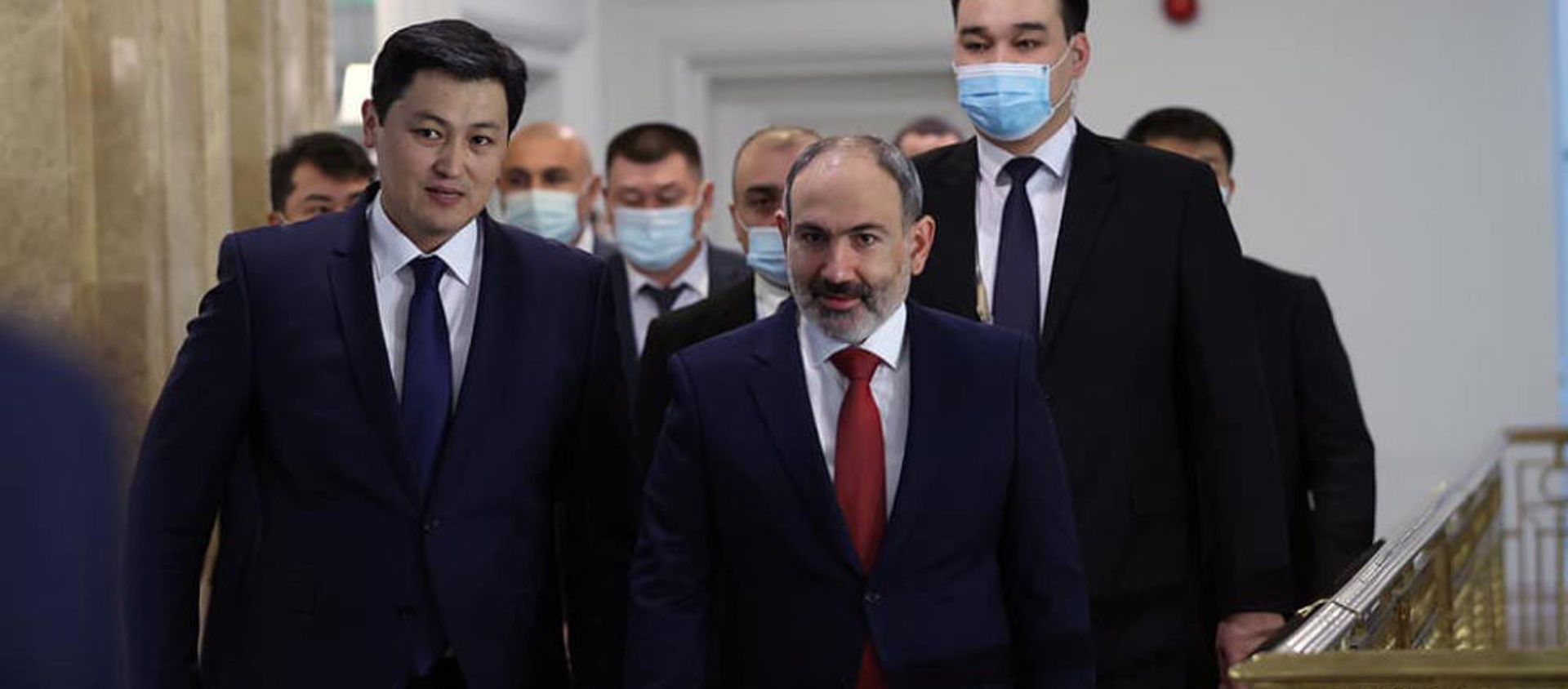 Премьер-министр Никол Пашинян с новоназначенным премьер-министром Кыргызстана Улукбеком Мариповым (5 февраля 2021). Алматы - Sputnik Արմենիա, 1920, 05.02.2021