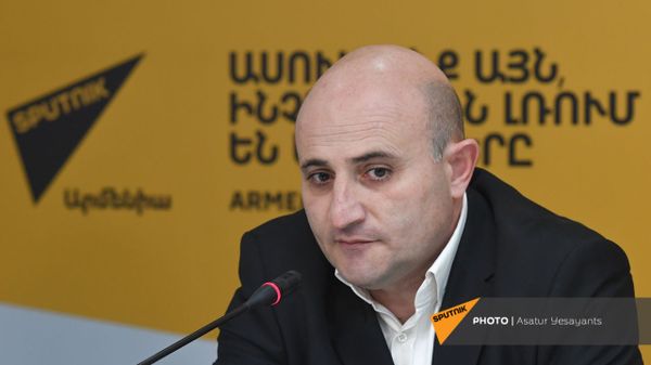 Мехак Апресян на пресс-конференции бывших председателей Госкомитета по туризму в мультимедийном пресс-центре Sputnik Армения (5 февраля 2021). Еревaн - Sputnik Армения